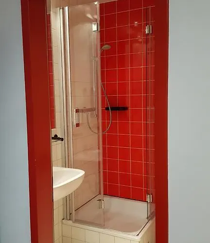 يوغيندهيربرغه - - إنترناشونال *