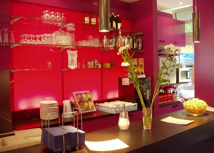 يوغيندهيربرغه - - إنترناشونال *